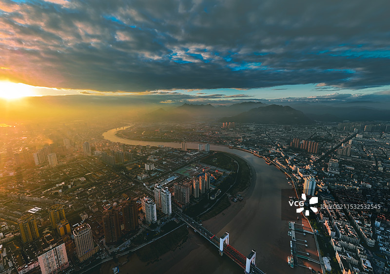 日落黄金时段下的鳌江光影图片素材