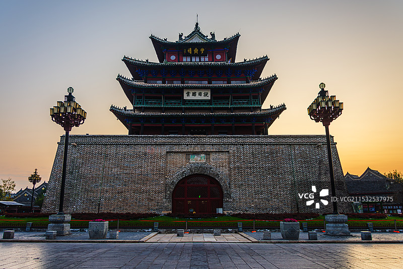 朝阳映照光岳楼24.11图片素材