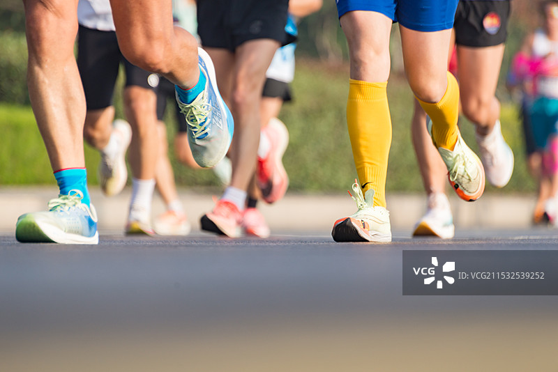 城市道路上的健身跑步者图片素材