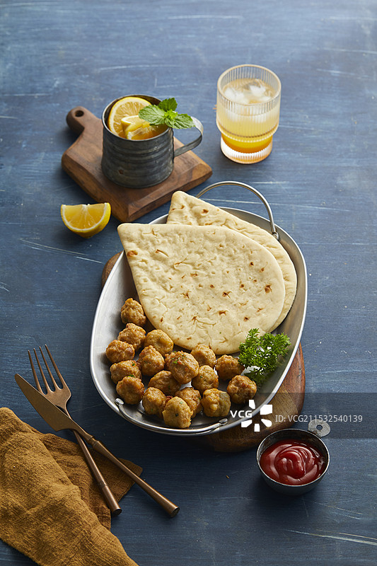 新疆风味美食馕包肉图片素材