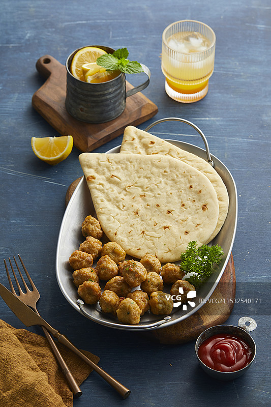 新疆风味美食馕包肉图片素材