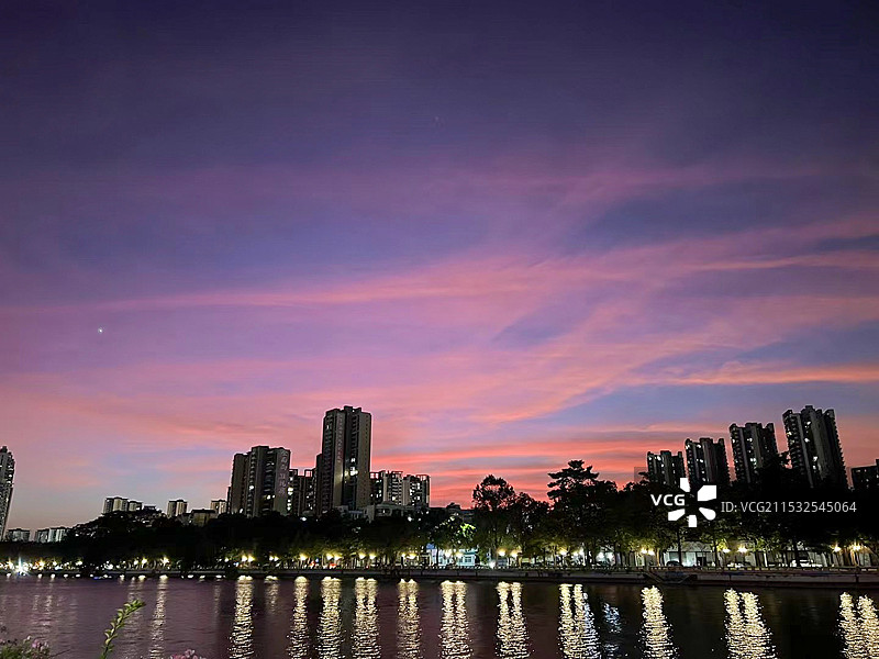 广州立冬的紫色晚霞图片素材