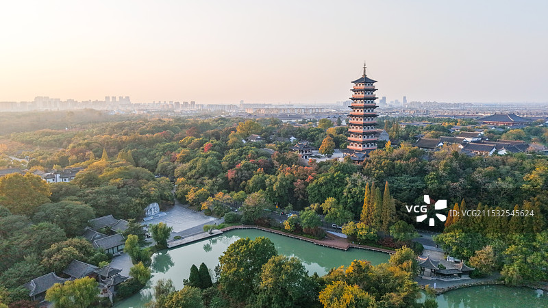 秋色里的扬州大明寺栖灵塔图片素材