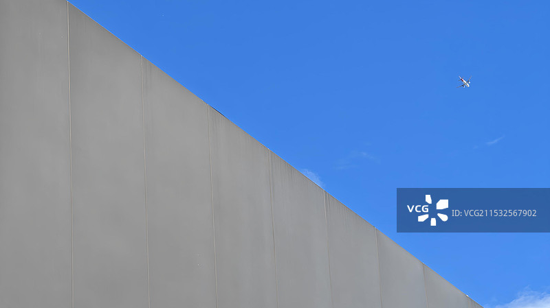 蓝天下建筑物的低角度视图图片素材