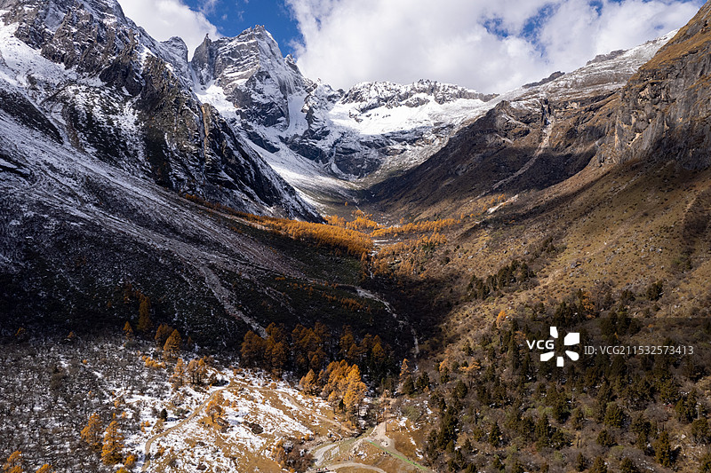 川西毕棚沟燕子岩秋天彩林图片素材