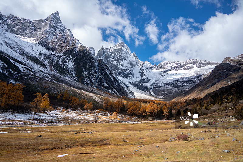 川西毕棚沟燕子岩秋天彩林图片素材