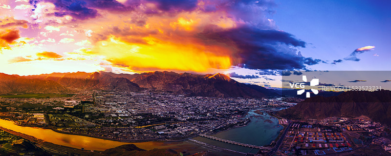 日落火烧云下的拉萨城区全景图片素材