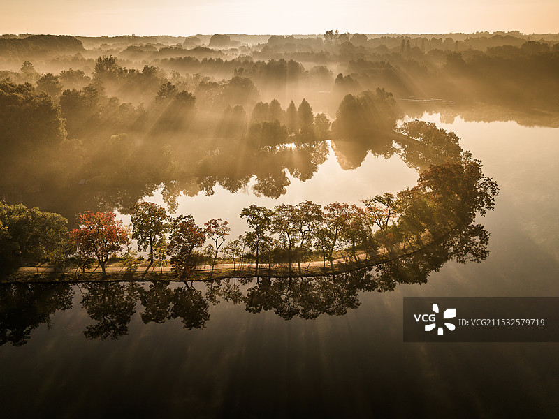 南京前湖秋色 晨雾图片素材