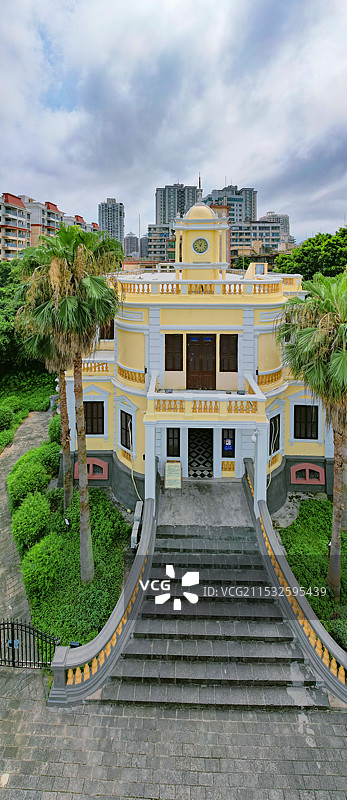 中国广东省湛江市霞山区爱国街道海滨大道南与延安路交叉处，广州湾法国公使署旧址，航拍城市风光图片素材