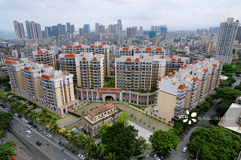 中国广东省湛江市霞山区爱国街道海滨大道南与延安路交叉处，广州湾法国公使署旧址，航拍城市风光图片素材