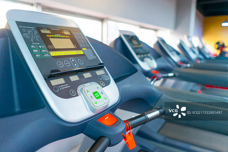 中国健身房拍摄主题，健身房的跑步机屏幕特写和操作面板图片素材
