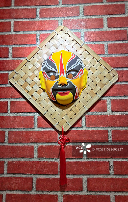 红砖墙上的京剧脸谱图片素材