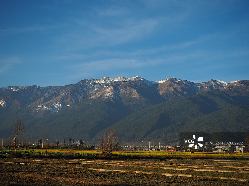 雪山与村庄图片素材