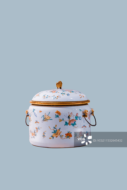 清代瓷器，粉彩狮钮四系罐图片素材