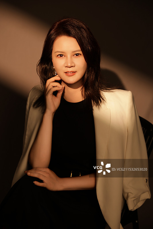 年轻美女商务肖像图片素材