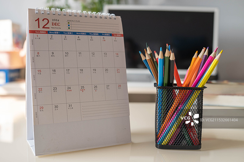 办公桌日历彩色铅笔场景图片素材