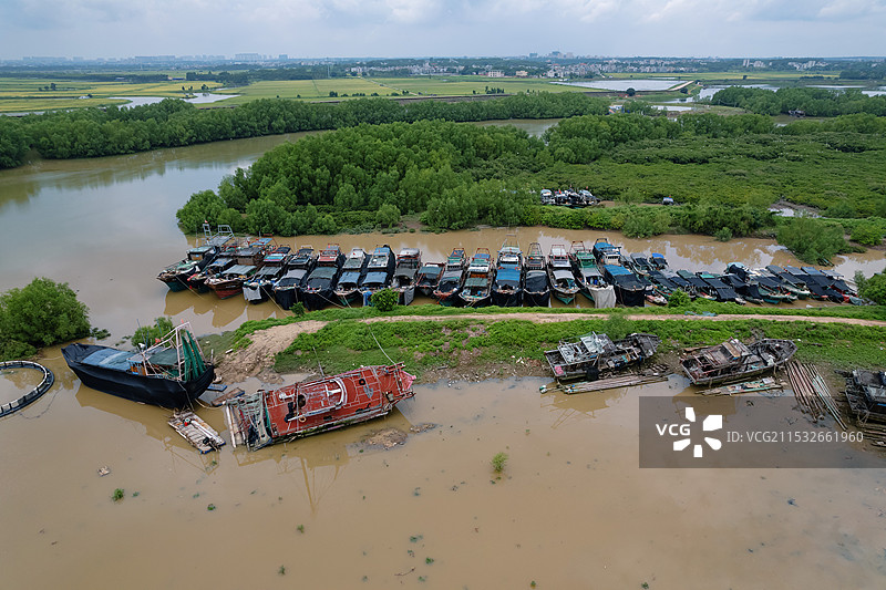 中国广东省湛江市麻章区通明港，“渔船坟墓”，三无船只扣押场地图片素材