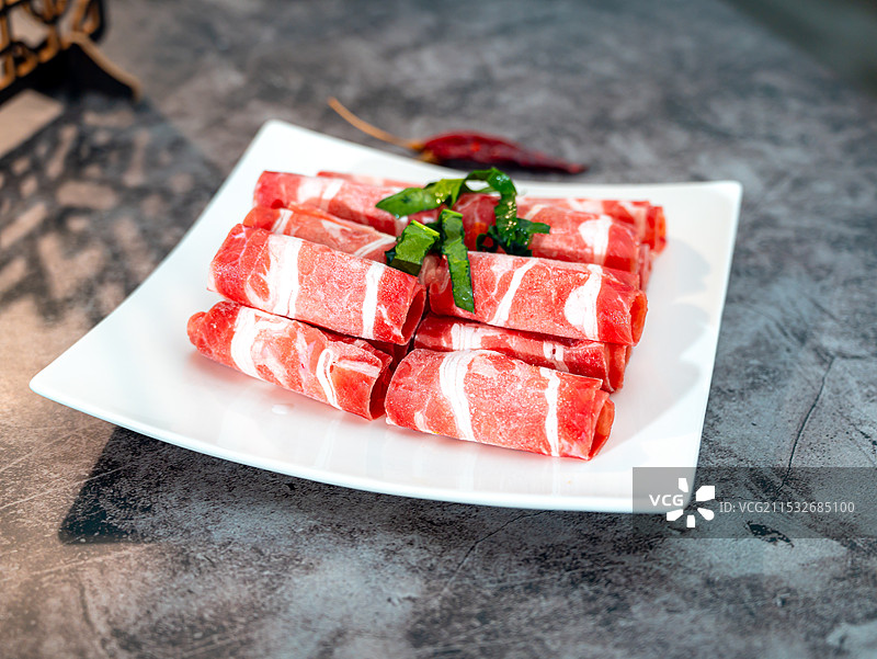 一盘切片的火锅牛肉放在桌子上面   冬天 饮食图片素材