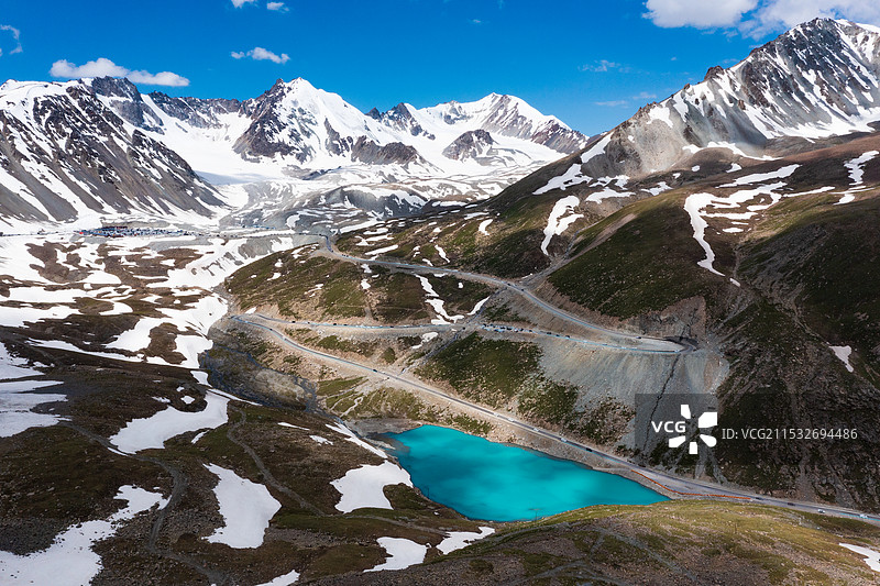 独库公路穿越天山山脉图片素材