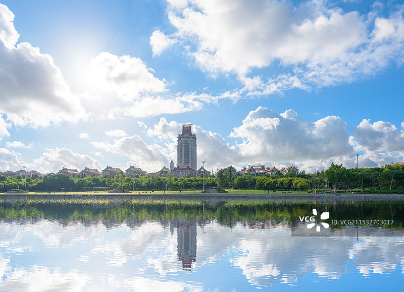 福建厦门集美大学晴朗的天气水面倒影图片素材