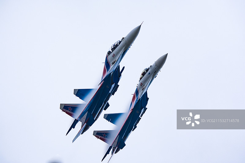 双勇士旱地拔葱图片素材