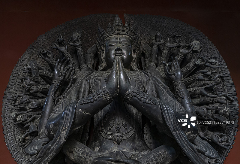 北京白塔寺内的铜制佛像图片素材