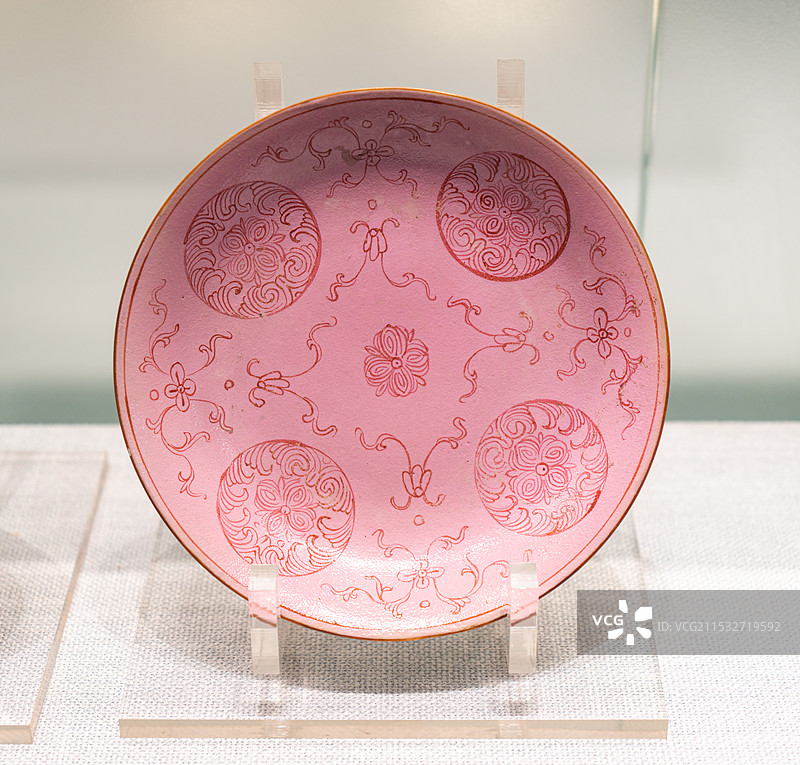 黄地轧道粉彩牡丹纹盘  清  乾隆  辽宁营口博物馆图片素材