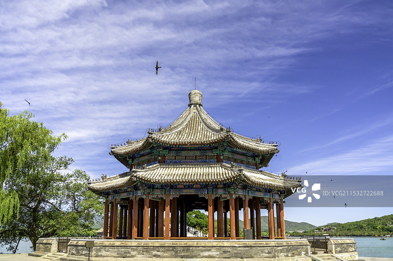 颐和园廓如亭雨燕飞翔图片素材