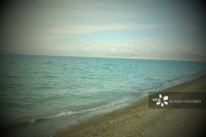 赛里木湖 蓝色 沙滩 水浪图片素材