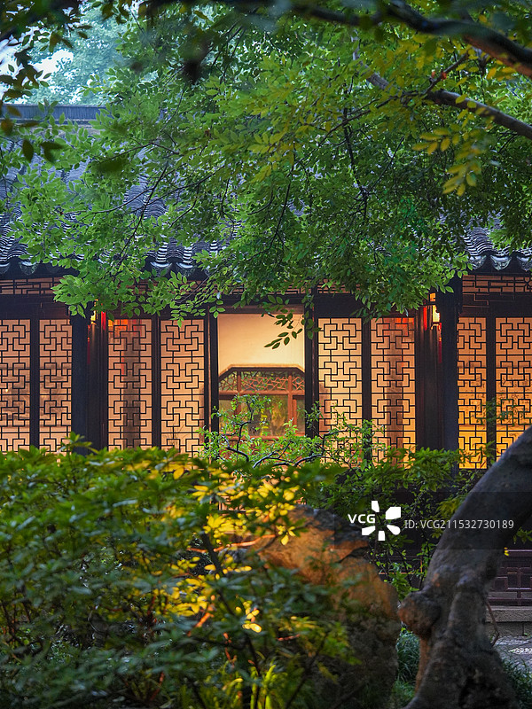 苏州园林窗景—退思园夜游图片素材