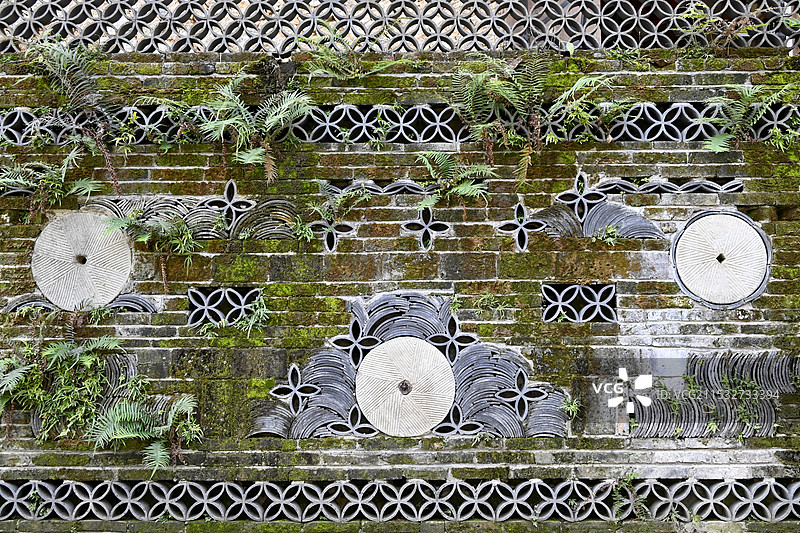长着植物的青瓦花墙图片素材