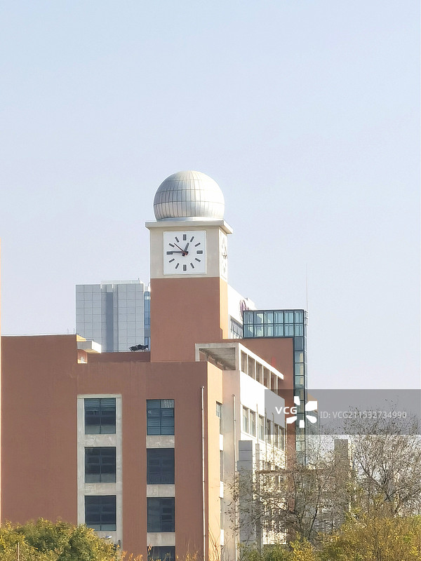 学校的教学楼和时钟图片素材