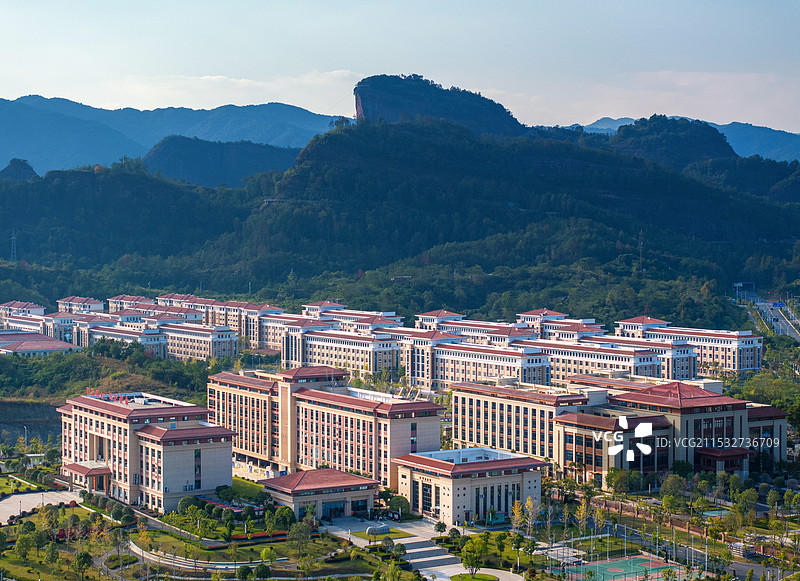 航拍视角下的宁都中学和翠微峰图片素材