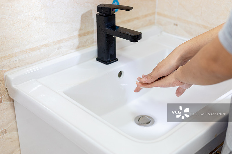 中国女人在洗手间里洗手局部特写图片素材