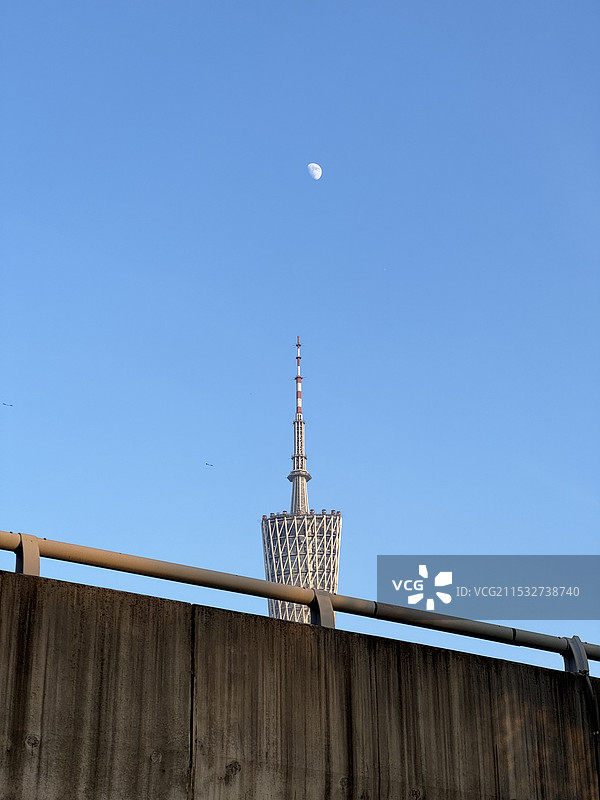 月升与塔顶图片素材