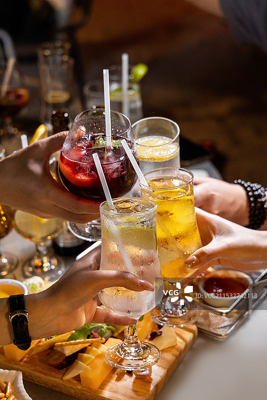 金汤力葡萄酒嗨棒微醺苏打水可乐图片素材