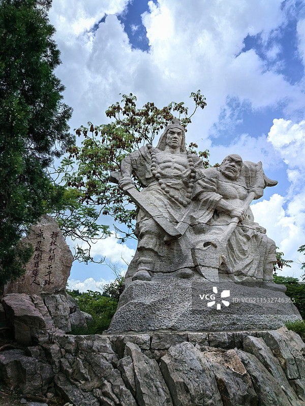 梁山风景区入口处的双雄镇关，是鲁智深和武松的雕像图片素材