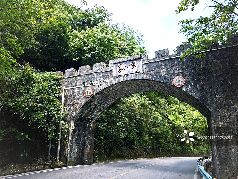 娄山关的公路上的城楼门图片素材