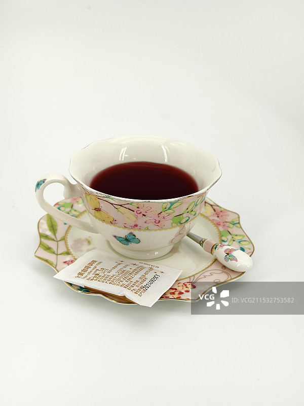 白色背景上的陶瓷茶杯和透明玻璃茶壶的高角度视图图片素材