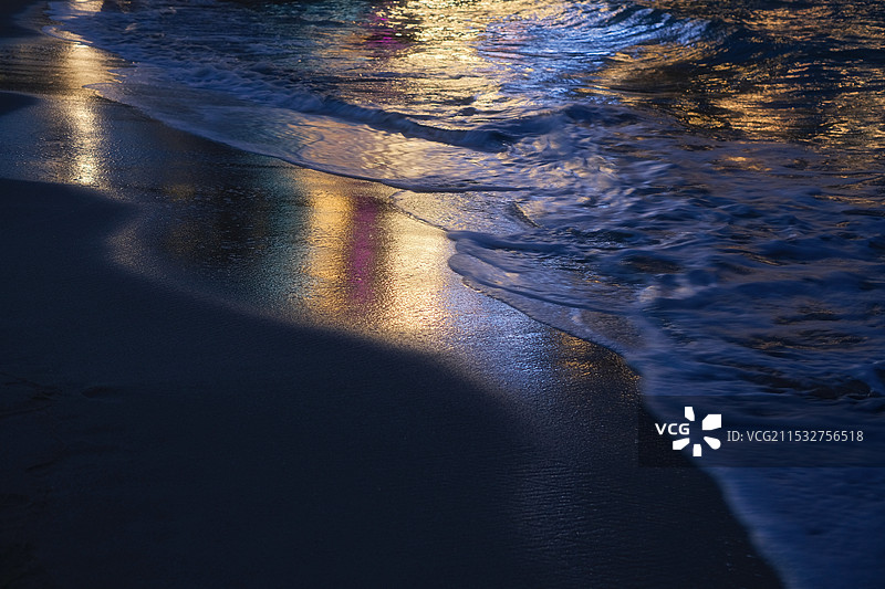 沙滩海浪灯光反射图片素材