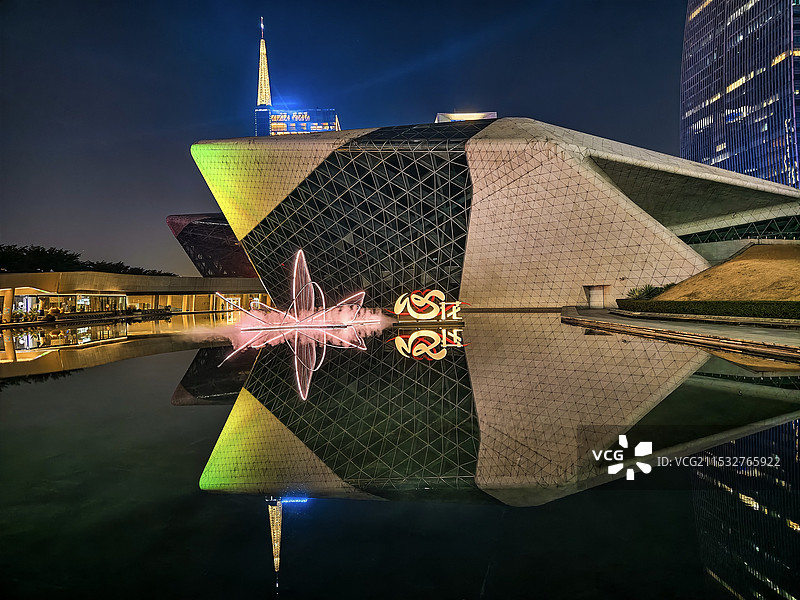 梦幻灯光下的广州大剧院外观照图片素材