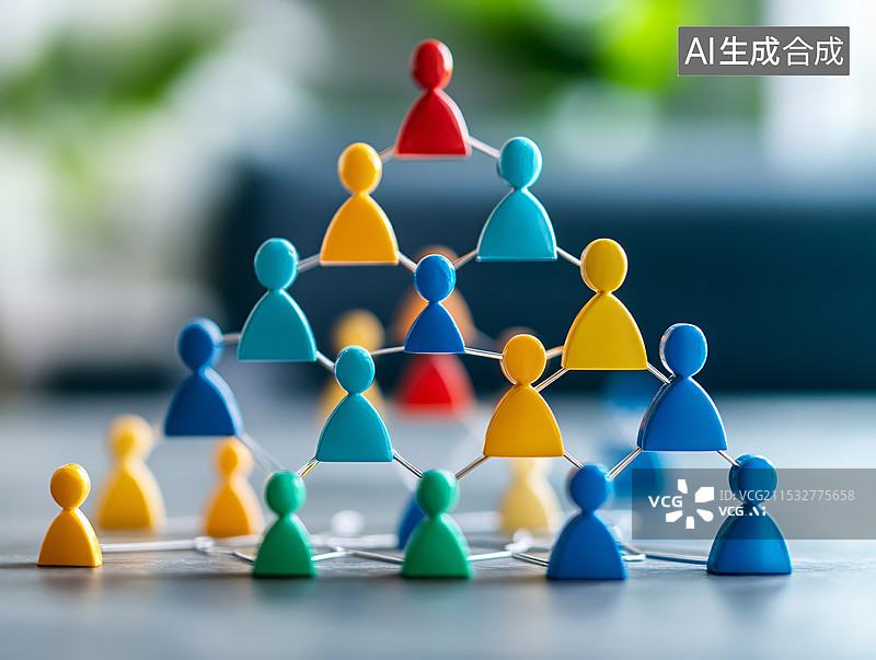 【AI数字艺术】人力资源服务，彩色塑料人形模型组成的金字塔结构，展示了团队层级、成员多样性和协作精神图片素材