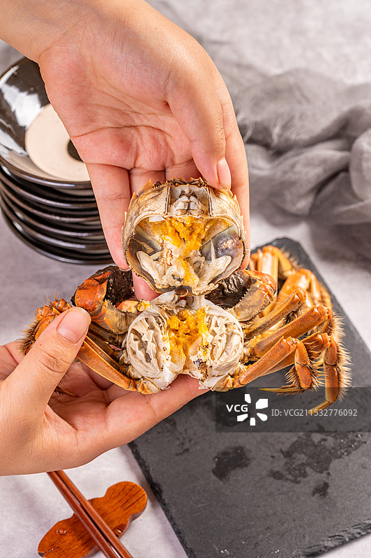 煮熟的大闸蟹放在餐具上图片素材