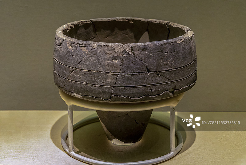 河北博物院（河北省博物馆）“河北商代文明”展：陶漏斗器（藁城台西出土）图片素材