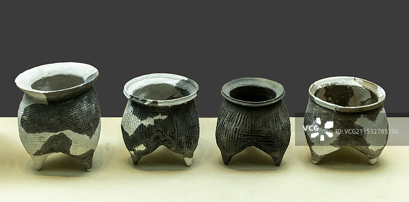 河北博物院（河北省博物馆）“河北商代文明”展：陶鬲（藁城台西出土）图片素材