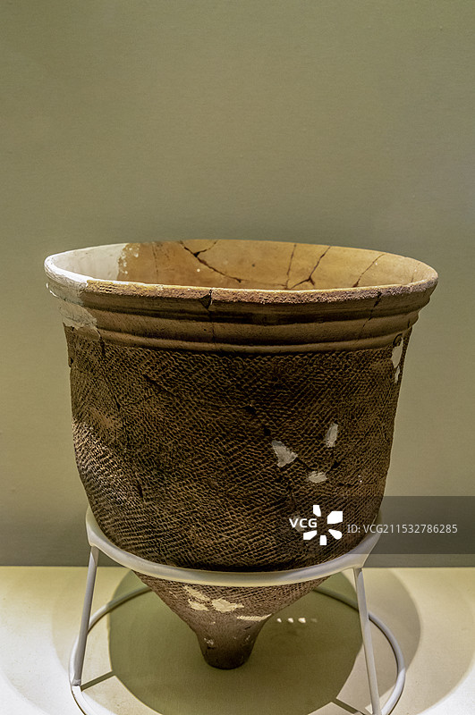 河北博物院（河北省博物馆）“河北商代文明”展：陶将军盔（藁城台西出土）图片素材