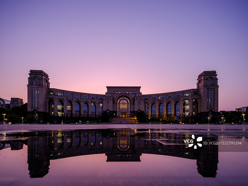 晚霞中的复旦李兆基法学楼图片素材