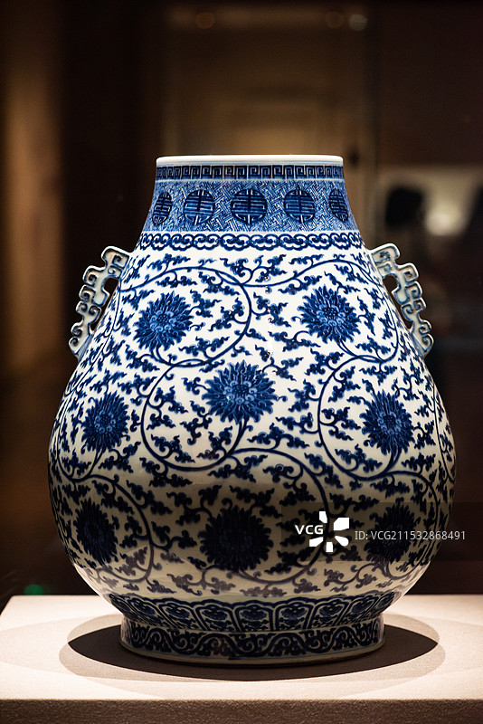 深圳南山博物馆特展展出的辽宁省博物馆藏清代景德镇官窑瓷器文物青花缠枝莲纹兽耳尊图片素材