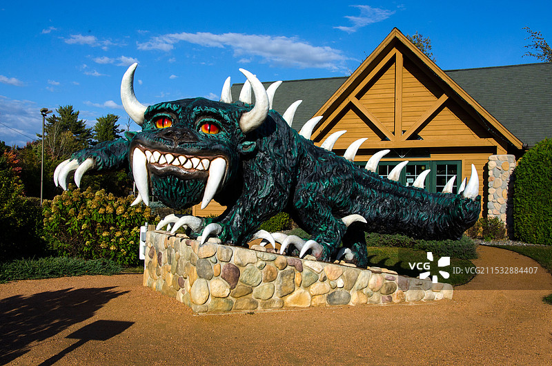 威斯康星州莱纳德的商会大楼前的霍达格雕像，这是一种神话生物。图片素材