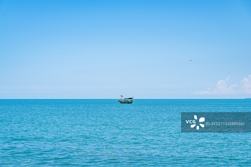 海南三亚蔚蓝色大海图片素材